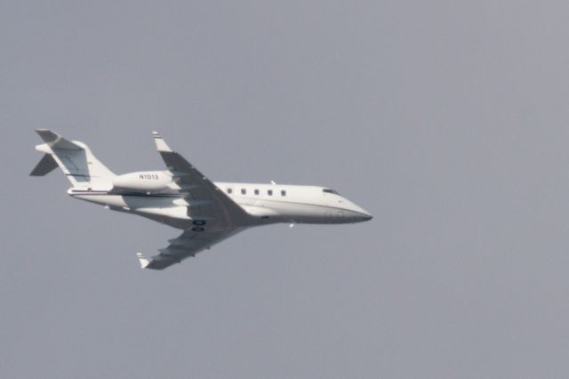 Bombardier Challenger 300 (N1013)