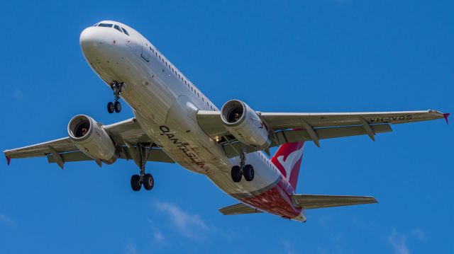 Airbus A320 (VH-VQS)