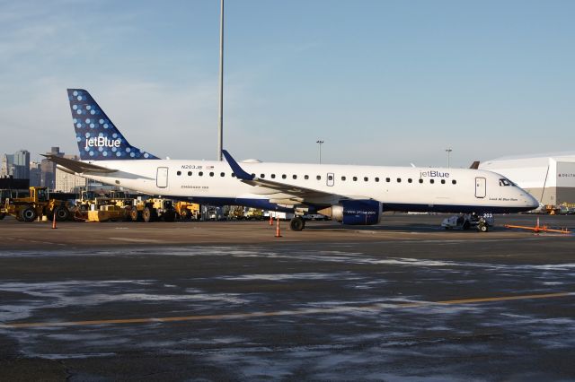 Embraer ERJ-190 (N203JB) - Look At Blue Now