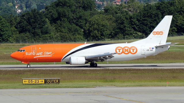BOEING 737-400 (OE-IAP)