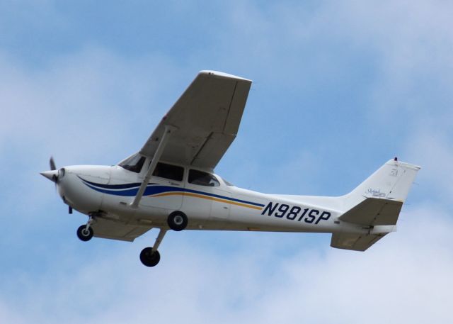 Cessna Skyhawk (N981SP) - At Downtown Shreveport.