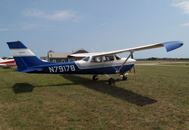 Cessna Skyhawk (N79178) - Note the STOL kit.