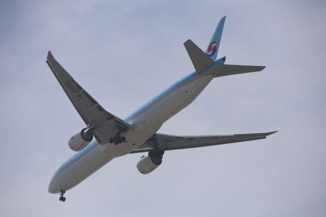 BOEING 777-300ER (HL7205)