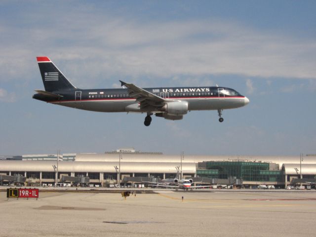 Airbus A320 (N122US) - Landing on RWY 19R