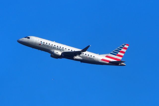 Embraer 170/175 (N429YX)