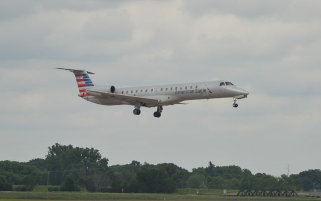 Embraer ERJ-145 (N908AE) - N908AE on final to Runway 15 in Sioux Falls SD on 6-12-15