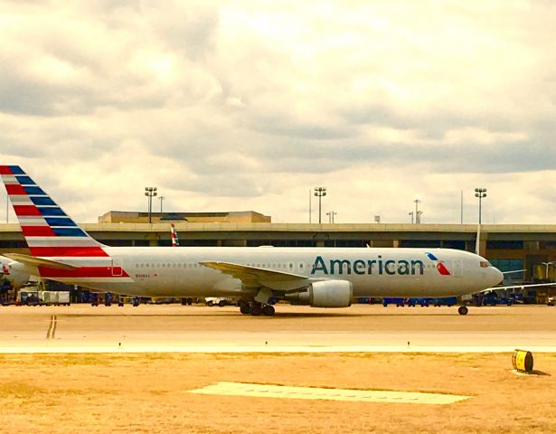 BOEING 767-300 (N368AA)