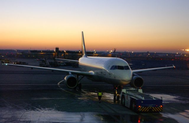 Airbus A320 (D-AIQL) - 2003 - Pushback at Dawn