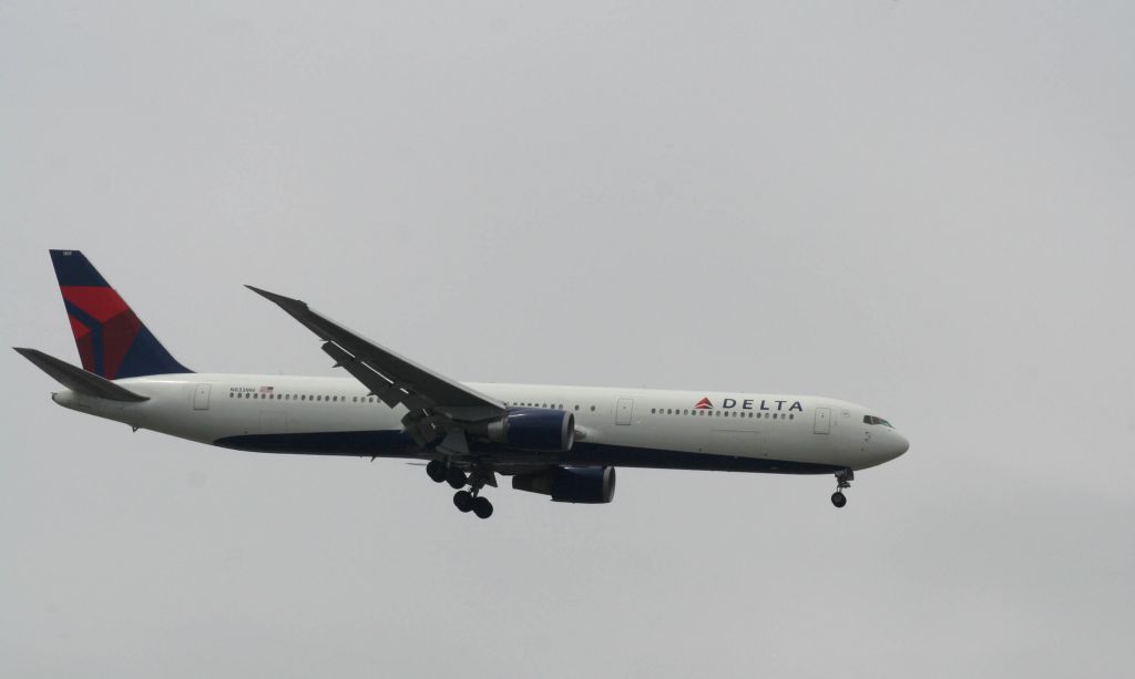 BOEING 767-400 (N833MH)