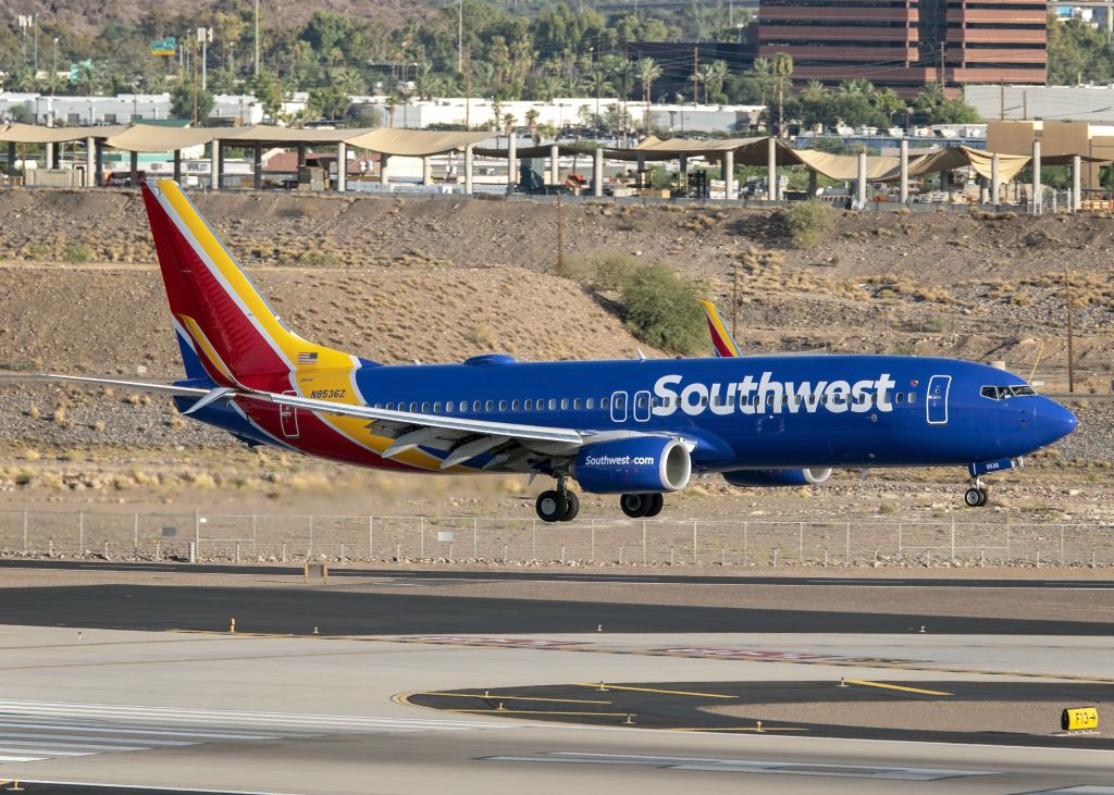 Boeing 737-800 (N8536Z)