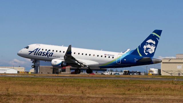 Embraer 175 (N632QX) - QXE2121 from KLAS on short final to Rwy 34L on 9.2.19. (ERJ-175LR / cn #17000718).