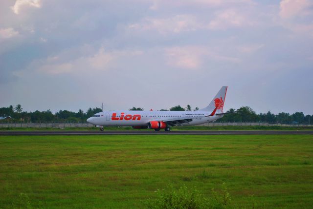 Boeing 737-900 (PK-LHM) - Sultan Iskandar Muda International Aiport, Aceh, Indonesia - BTJ - JT landing and reverse thrust