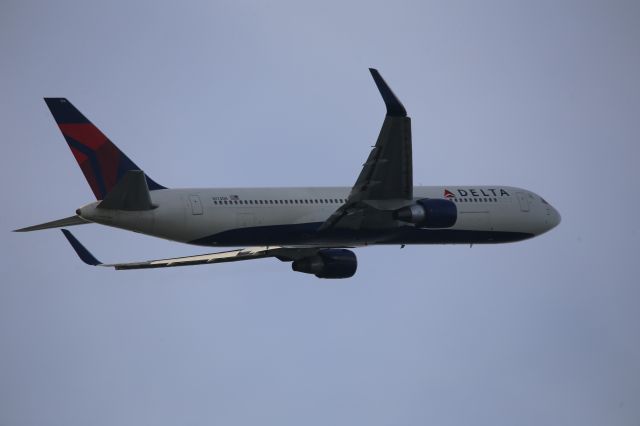 BOEING 767-300 (N174DN)