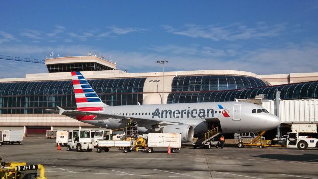 Airbus A319 (N700UW)