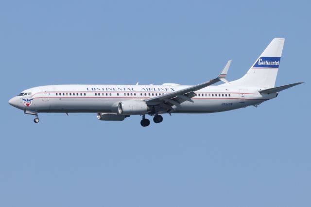 Boeing 737-900 (N75435) - United's Continental retro livery arriving from Newark 