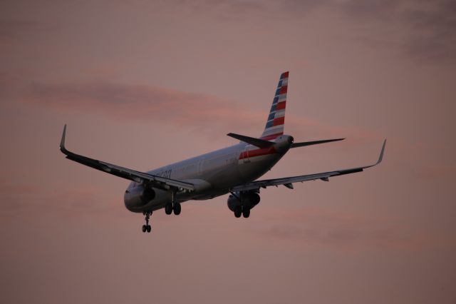 Airbus A321 (N932AM)