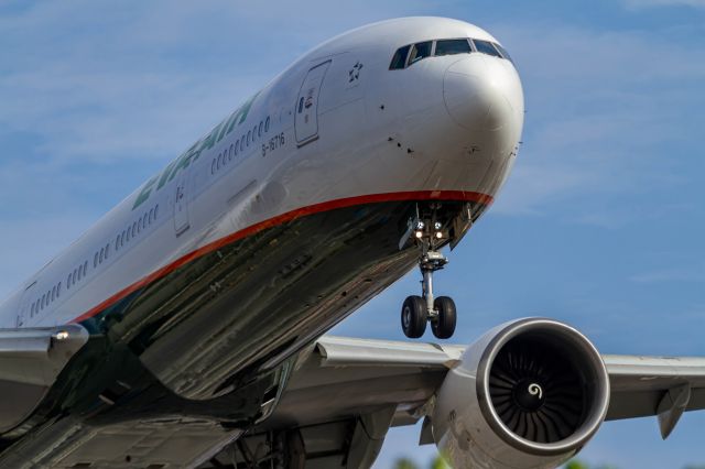 BOEING 777-300ER (B-16716)