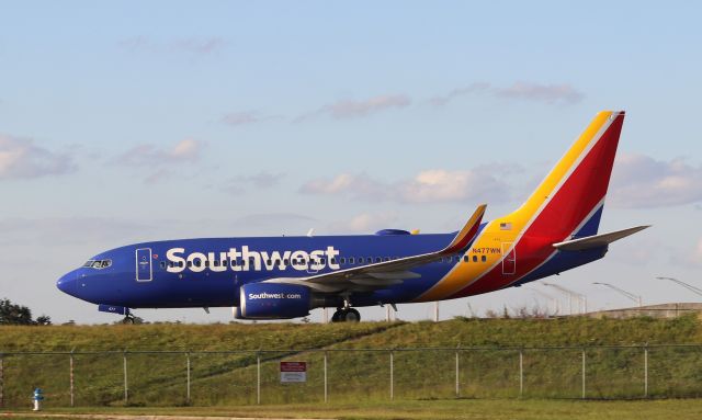 Boeing 737-700 (N477WN) - 10/08/22 taxiing in on Juliet