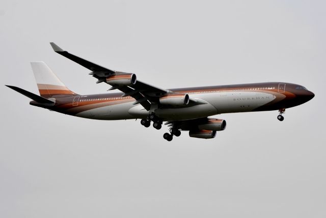 Airbus A340-300 (M-IABU)