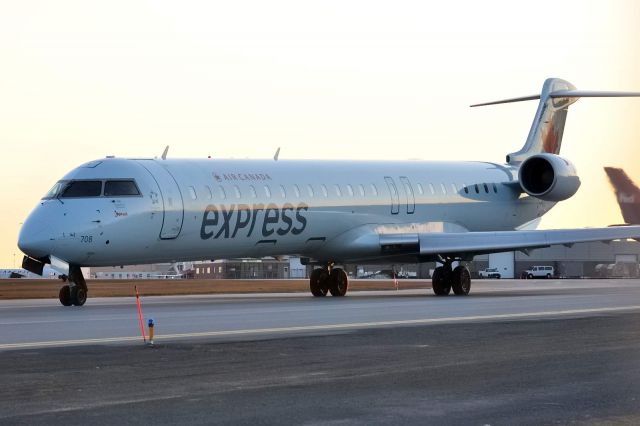 Canadair Regional Jet CRJ-900 (C-FNJZ)