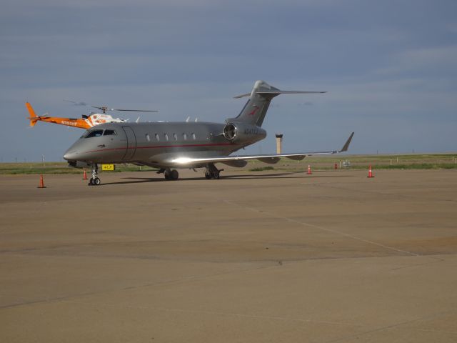 Bombardier Challenger 300 (N547XJ)