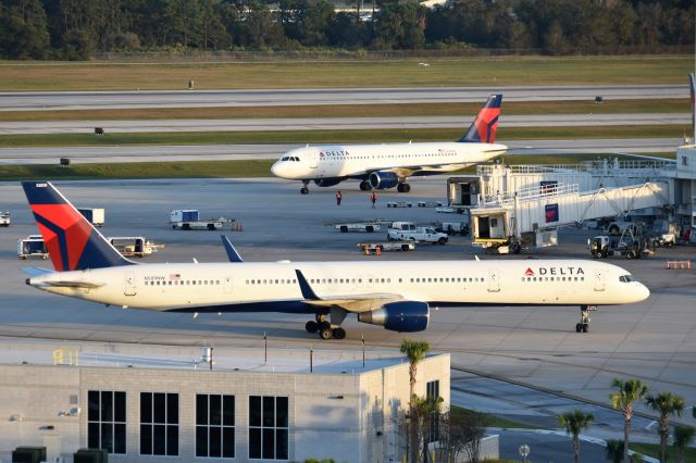 BOEING 757-300 (N589NW)