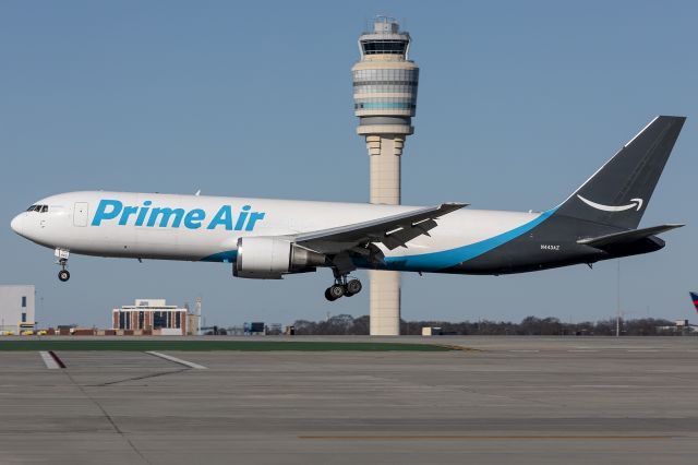 BOEING 767-300 (N443AZ)