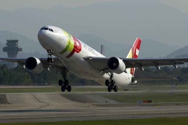 Airbus A330-200 (CS-TOF)