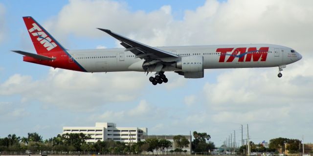 BOEING 777-300ER (PT-MUC)