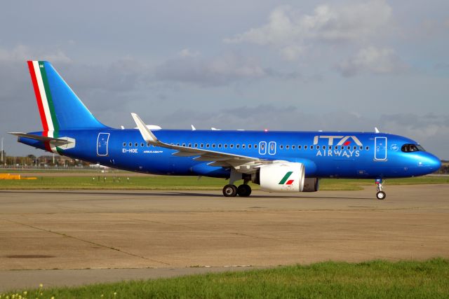 Airbus A320neo (EI-HOE) - Taxiing to Stand 414 on 26-Oct-23 operating flight ITY204 from LIRF.