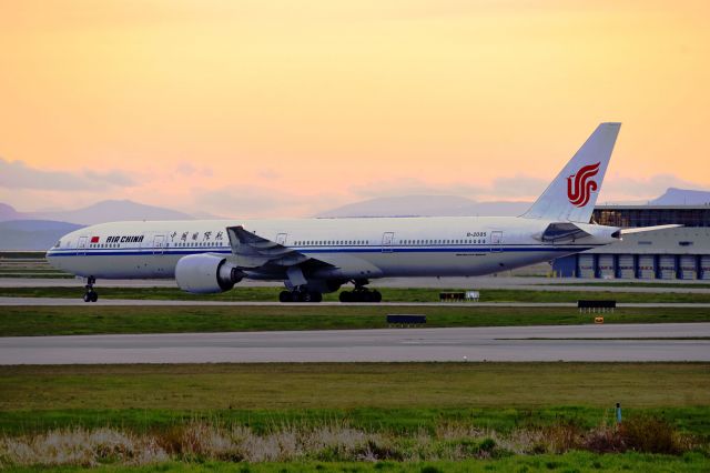 BOEING 777-300 (B-2085)
