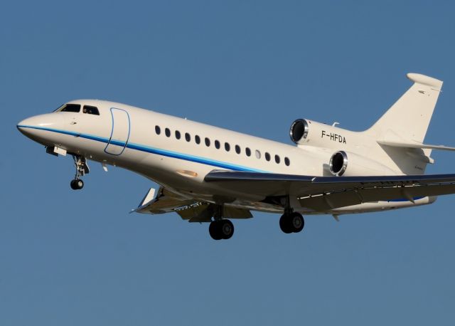 Dassault Falcon 7X (F-HFDA) - 30/10/2013br /Landing 27