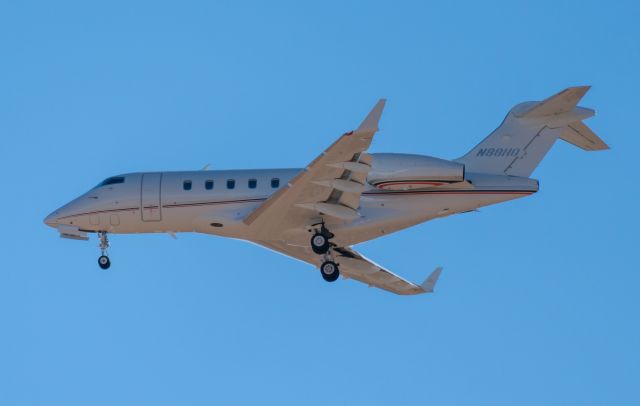 Bombardier Challenger 300 (N88HD)