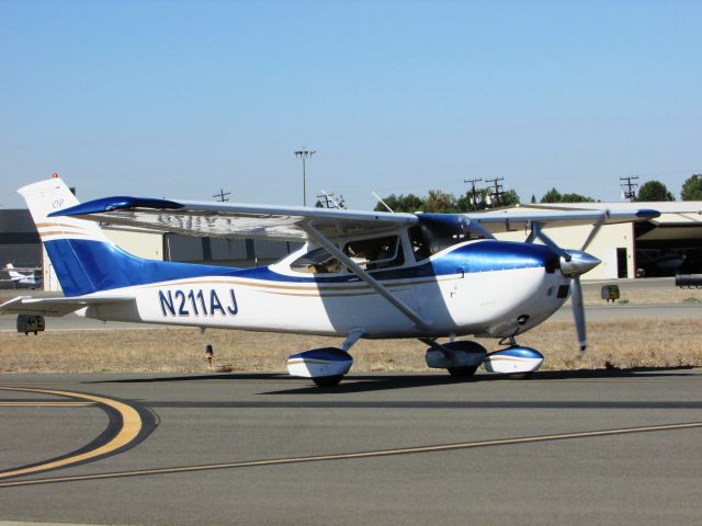 Cessna Skylane (N211AJ) - Taxiing to RWY 24