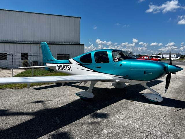 Cirrus SR-22 (N681SY)