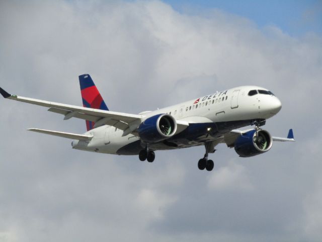 Airbus A220-100 (N110DU) - Landing RWY 20R