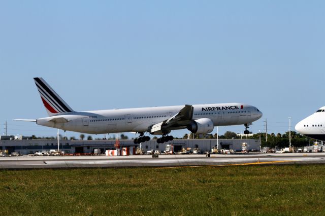 BOEING 777-300 (F-GSQE)