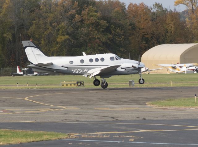 Beechcraft King Air 90 (N331JP) - Landing runway 08. 20 OCVT 12016