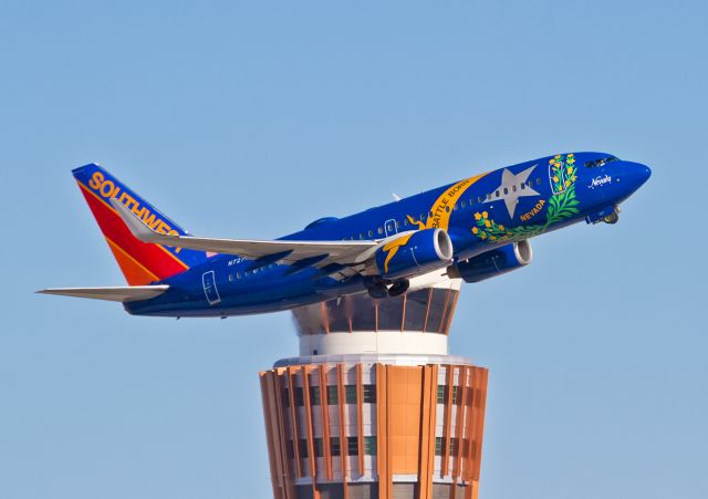 Boeing 737-700 (N727SW)