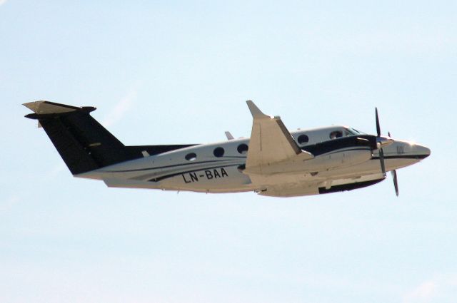 Beechcraft Super King Air 200 (LN-BAA) - Airborne off rwy 28 on 10-Apr-25 heading for LIML.