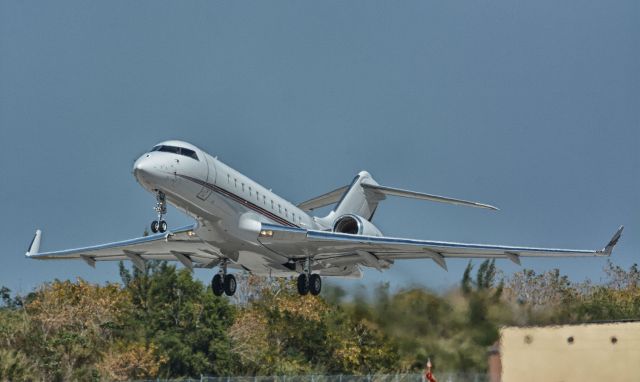 Bombardier Global 5000 (N104QS)