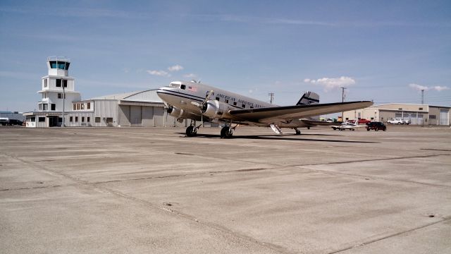 Douglas DC-3 (N877MG) - Ancient monster tail-dragging DC3 classing up the ramp in front of Bergstroms.