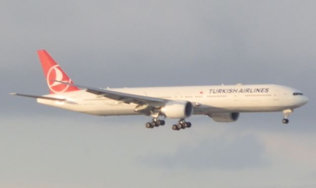 BOEING 777-300ER (TC-LJC)