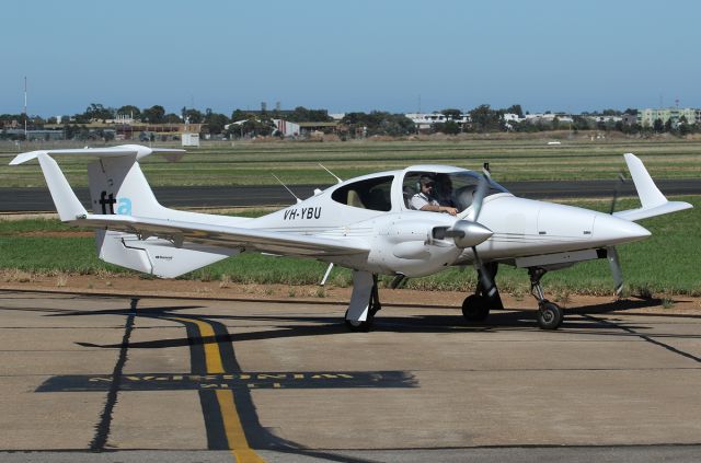 Diamond Twin Star (VH-YBU)