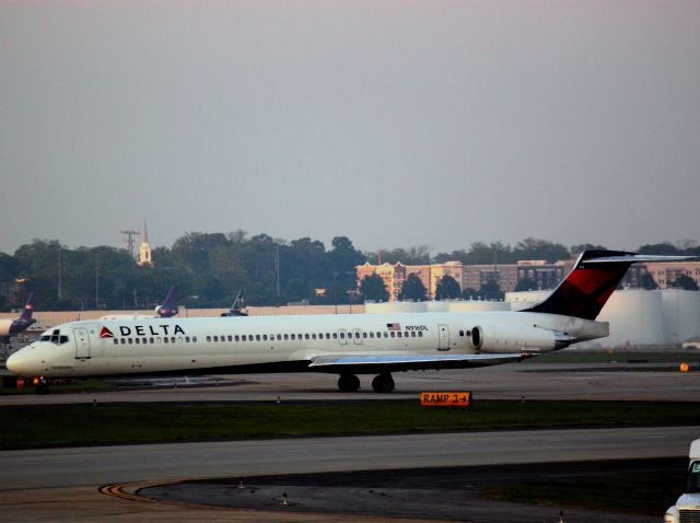 McDonnell Douglas MD-88 (N916DL) - Taxiing at ATL on 4/20/12