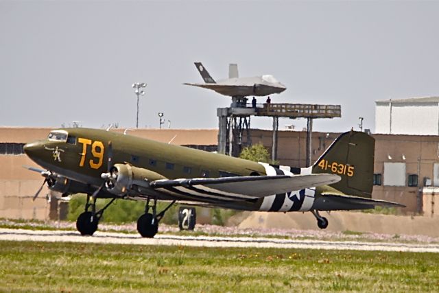 Douglas DC-3 (N87745)