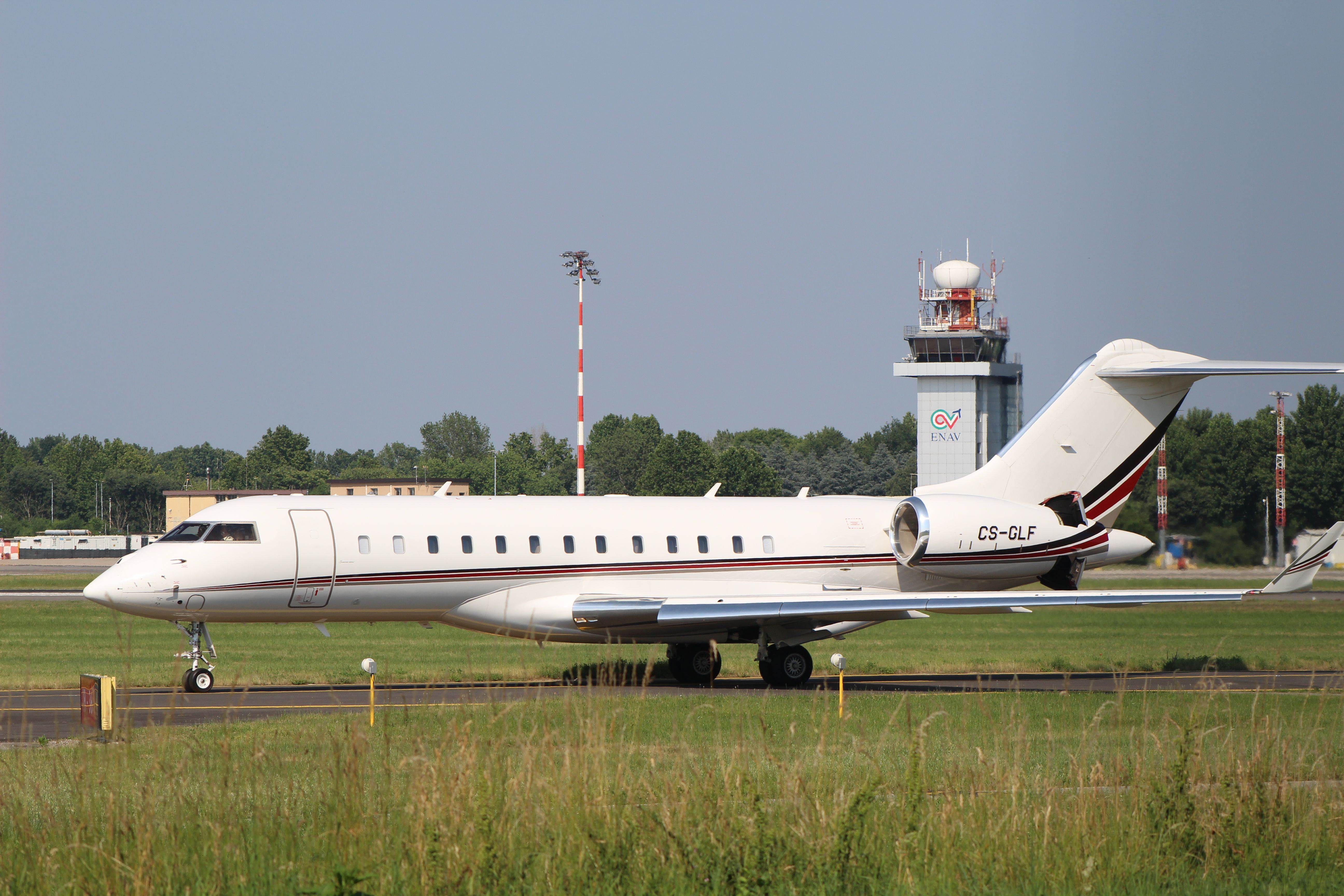Bombardier Global Express (CS-GLF) - GLOBAL 6000 TAXIING TO A.T.A. 27-05-2017