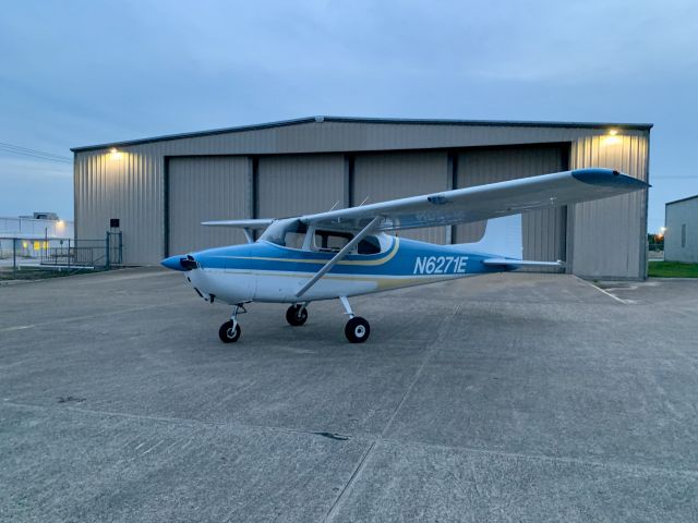 Cessna Skyhawk (N6271E) - 1958 Cessna 172 of the Nate Abel Flying Club.