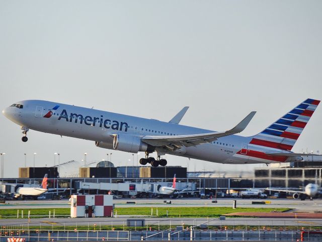 BOEING 767-300 (N383AN)