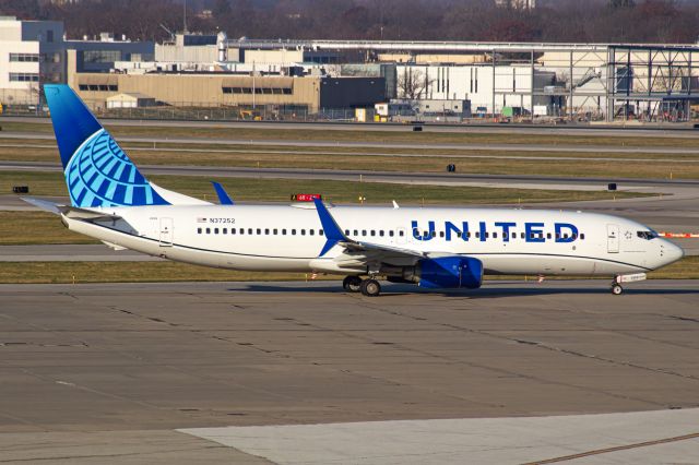 Boeing 737-800 (N37252) - Newly painted Evo Blue United 737-800 on its way to Denver